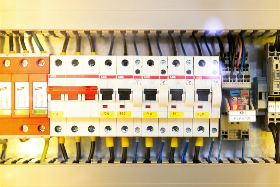 盤内の表示と配線を確認しながら進める電気設備工事
